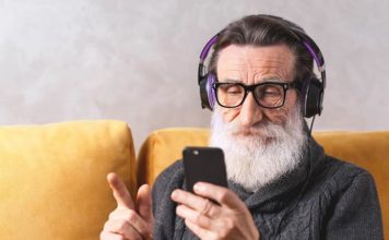 Telefon komórkowy czy smartfon – co wybrać dla seniora?