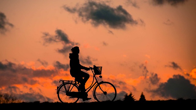 Czy jeździć po mieście na rowerze w kasku?