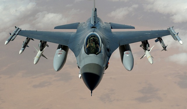 Ile pali F-16 na 100km?