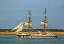 Jak zamontować plandekę? Jak zamontować plandekę?